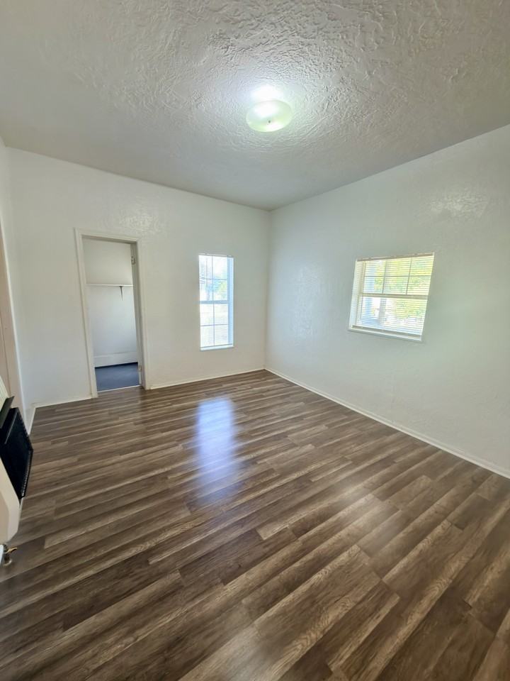 317 N Canadian Ave - Photo 3 of 11