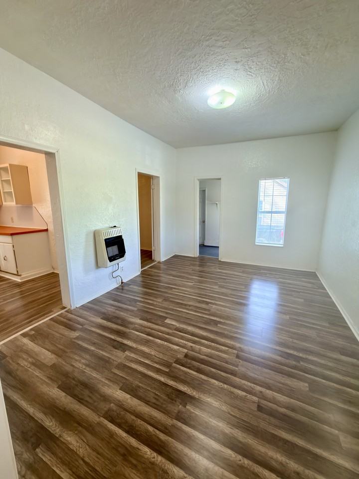 317 N Canadian Ave - Photo 4 of 11