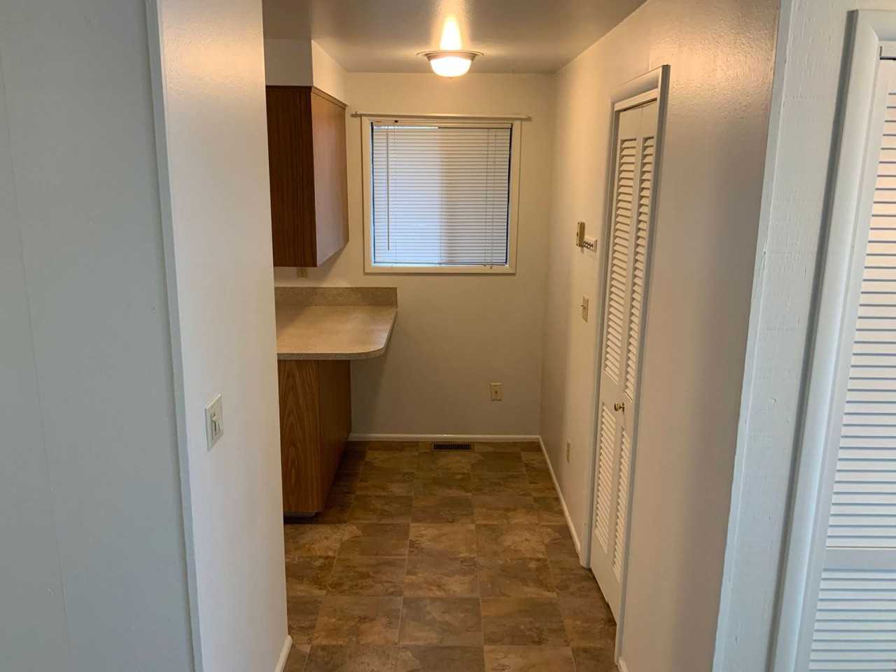 1410 Amberland Ave - Photo 4 of 34