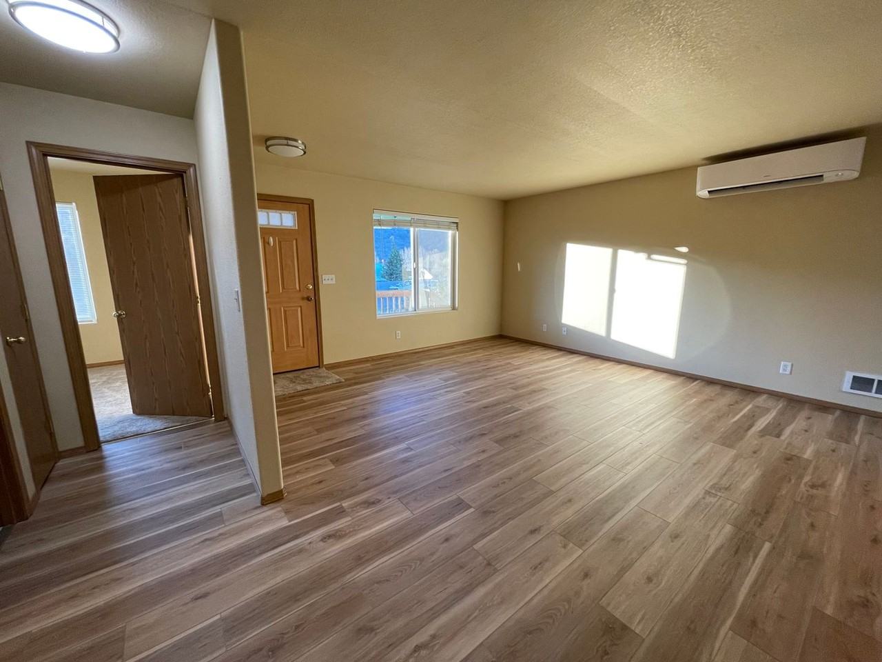 300 Currier Ave - Photo 3 of 13