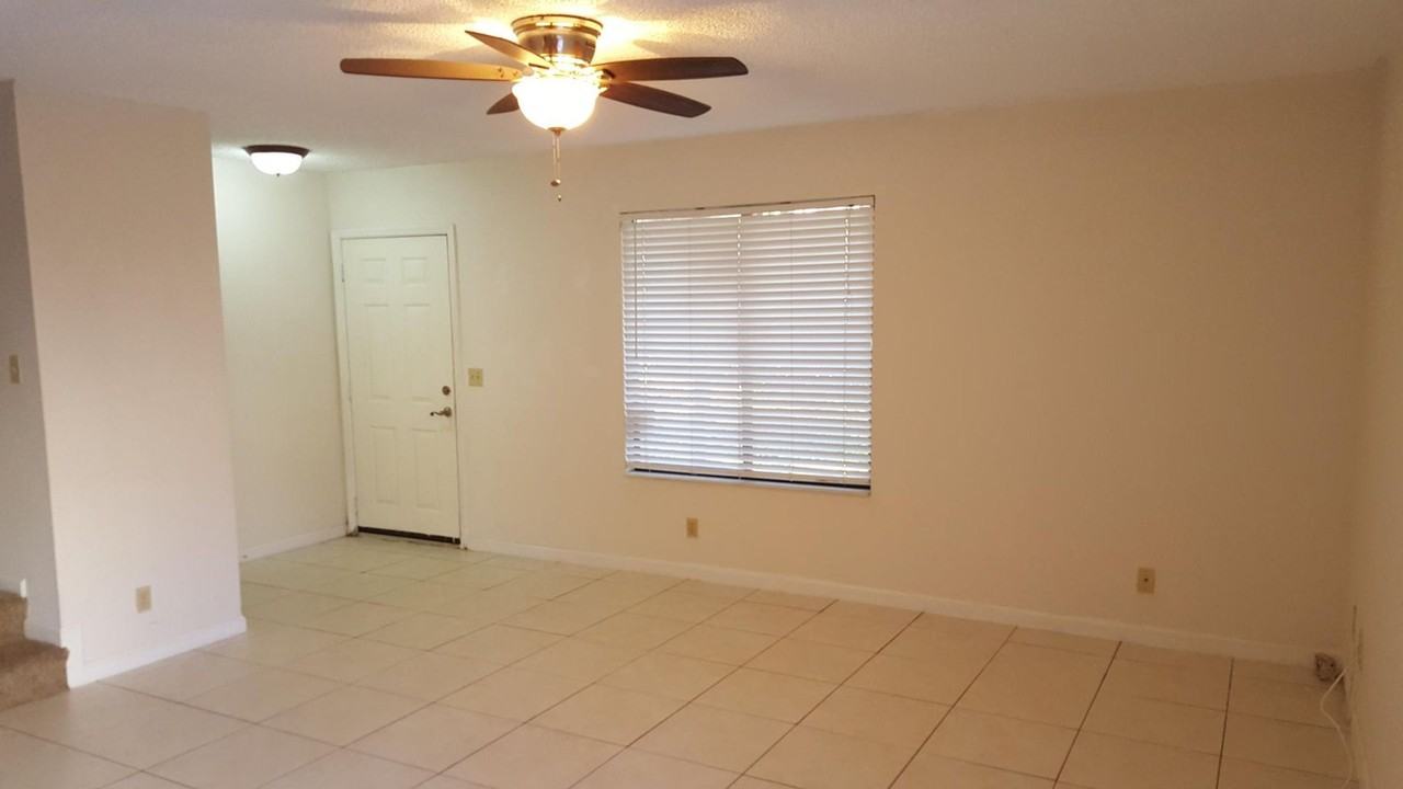 11868 Sturbridge Ln - Photo 2 of 7