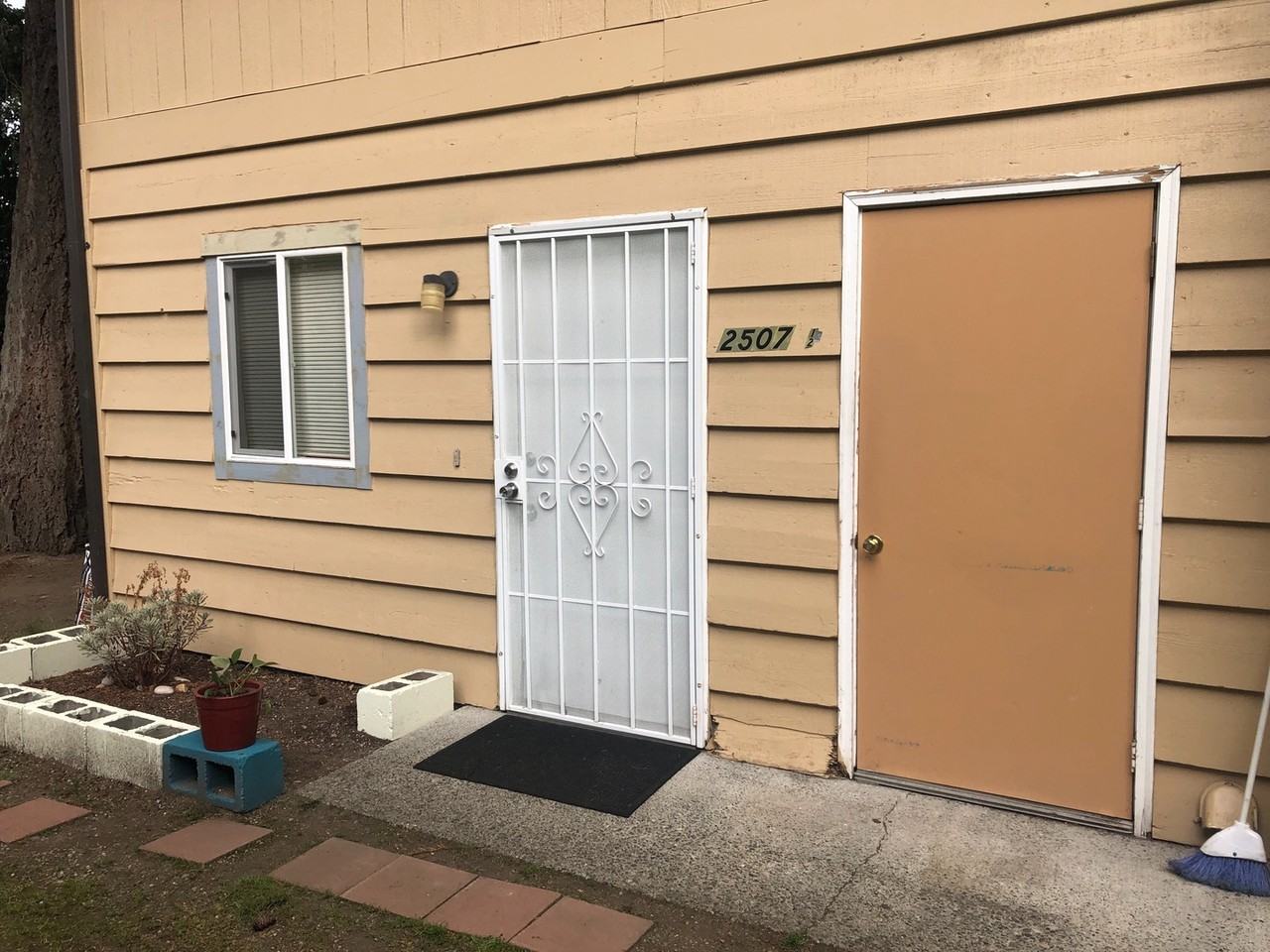 2507 1/2 B St - Photo 3 of 11