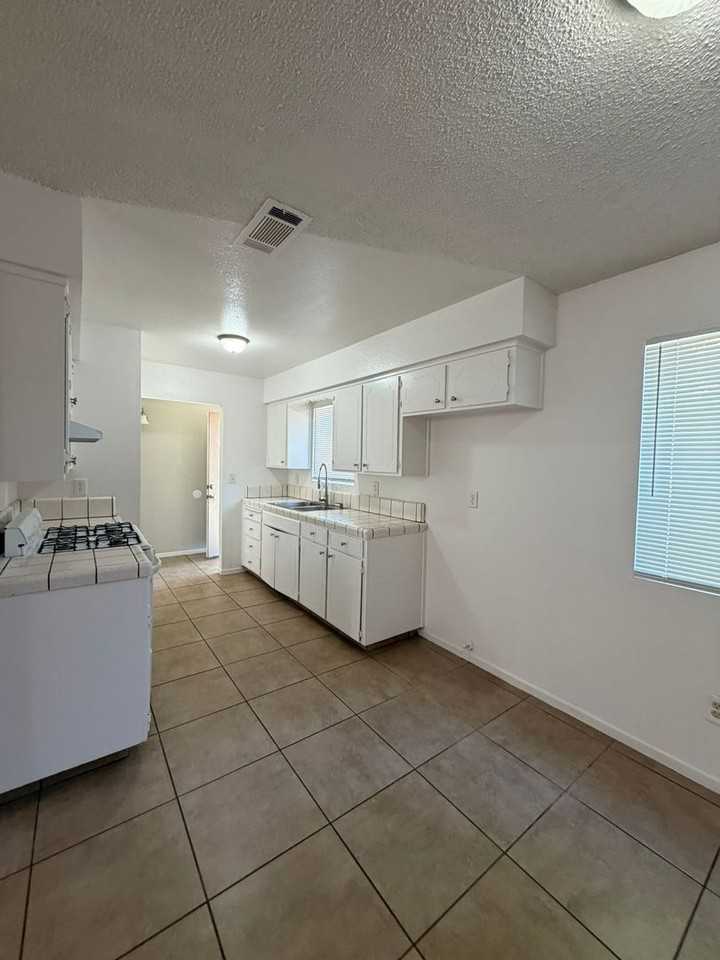 657 E Sonora Ave - Photo 2 of 11