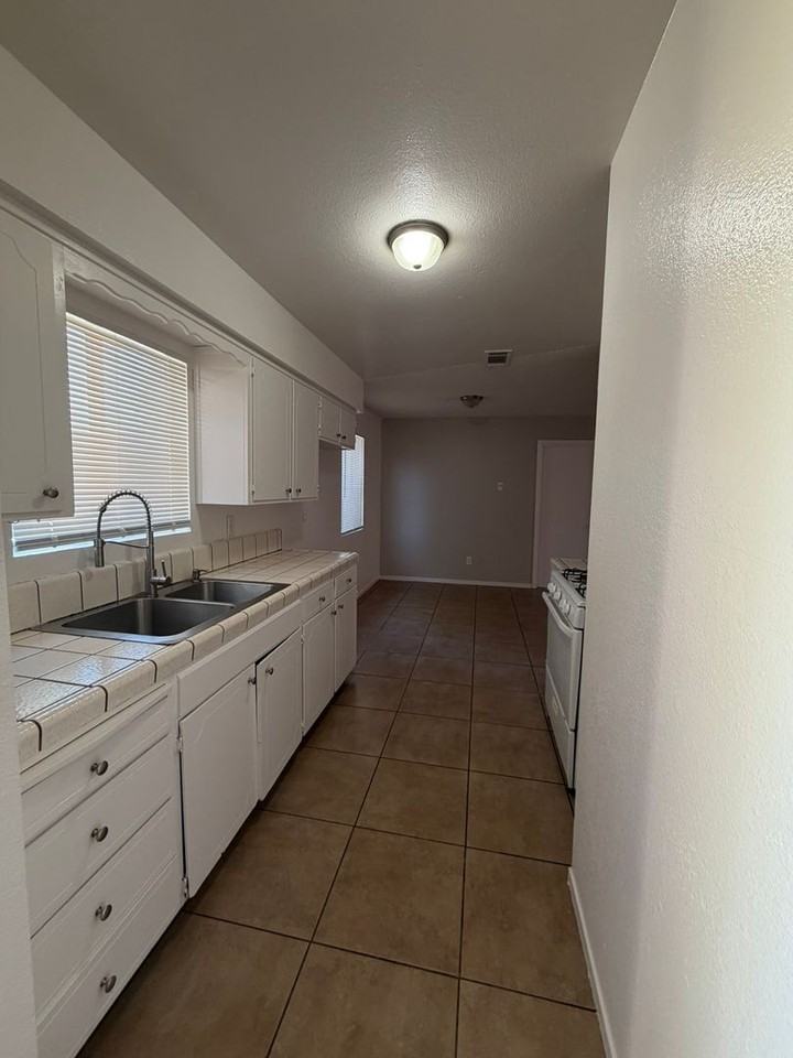 657 E Sonora Ave - Photo 3 of 11