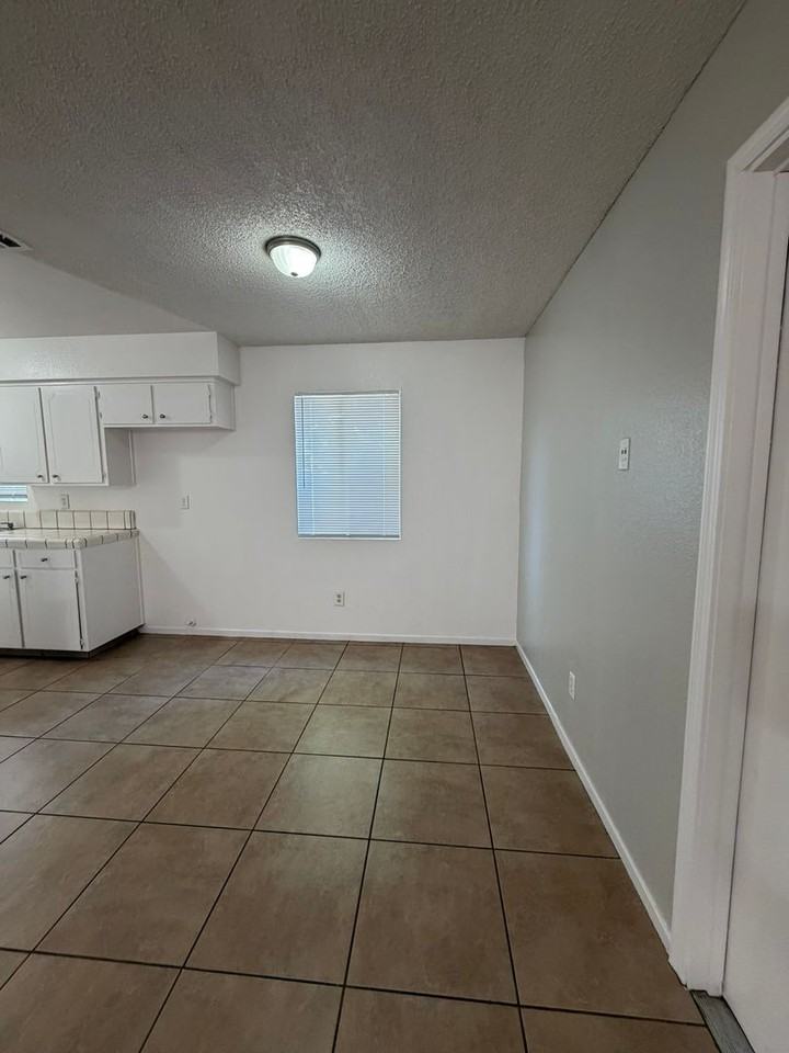 657 E Sonora Ave - Photo 4 of 11