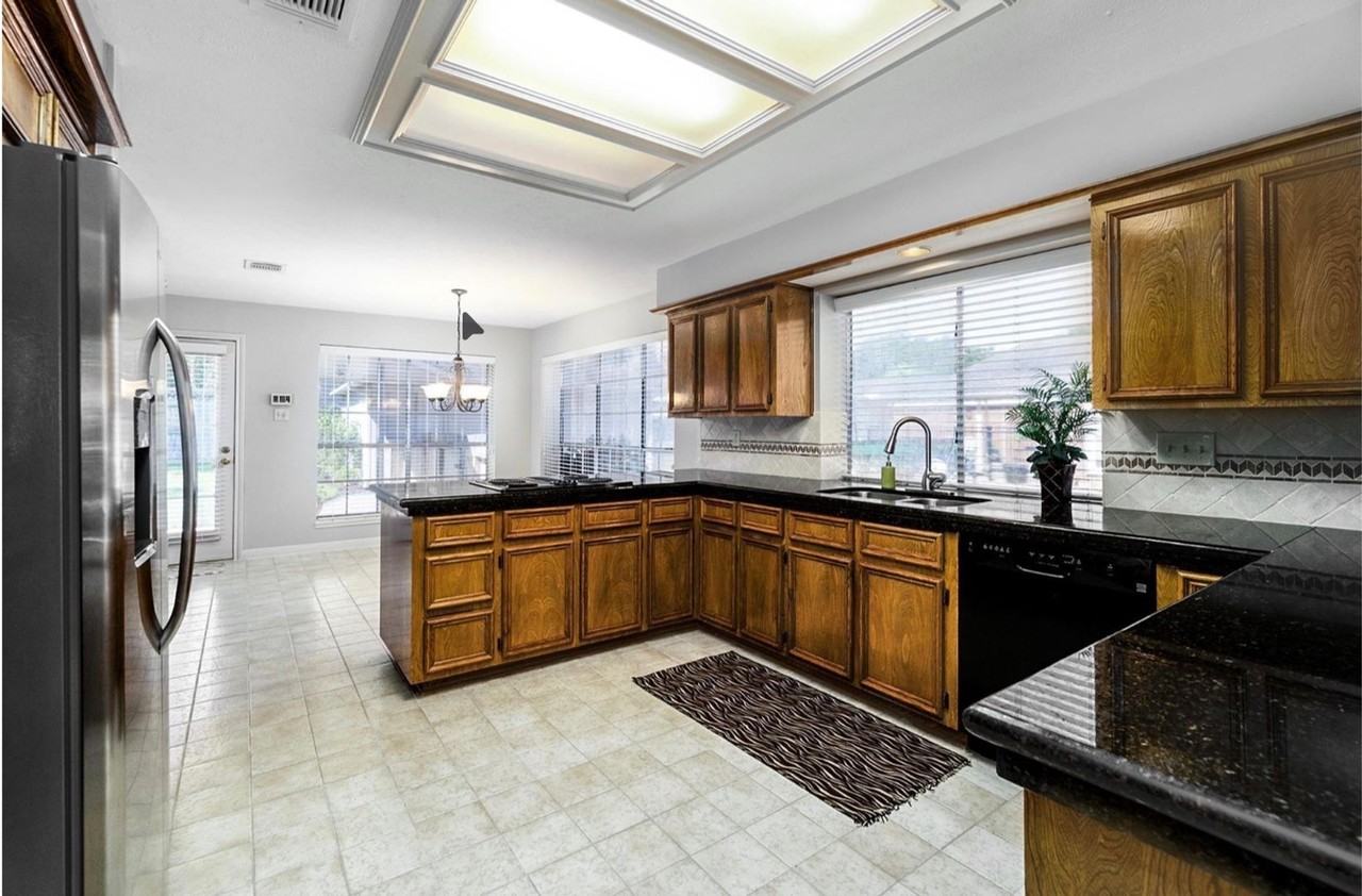 15406 Greenleaf Ln - Photo 3 of 6