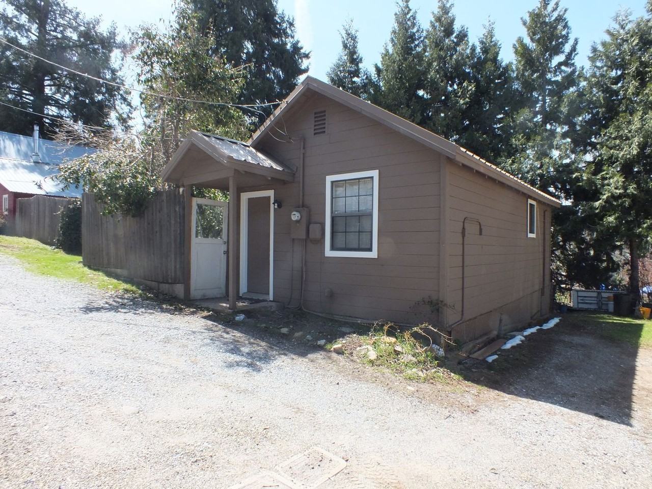 2884 B St - Photo 6 of 6