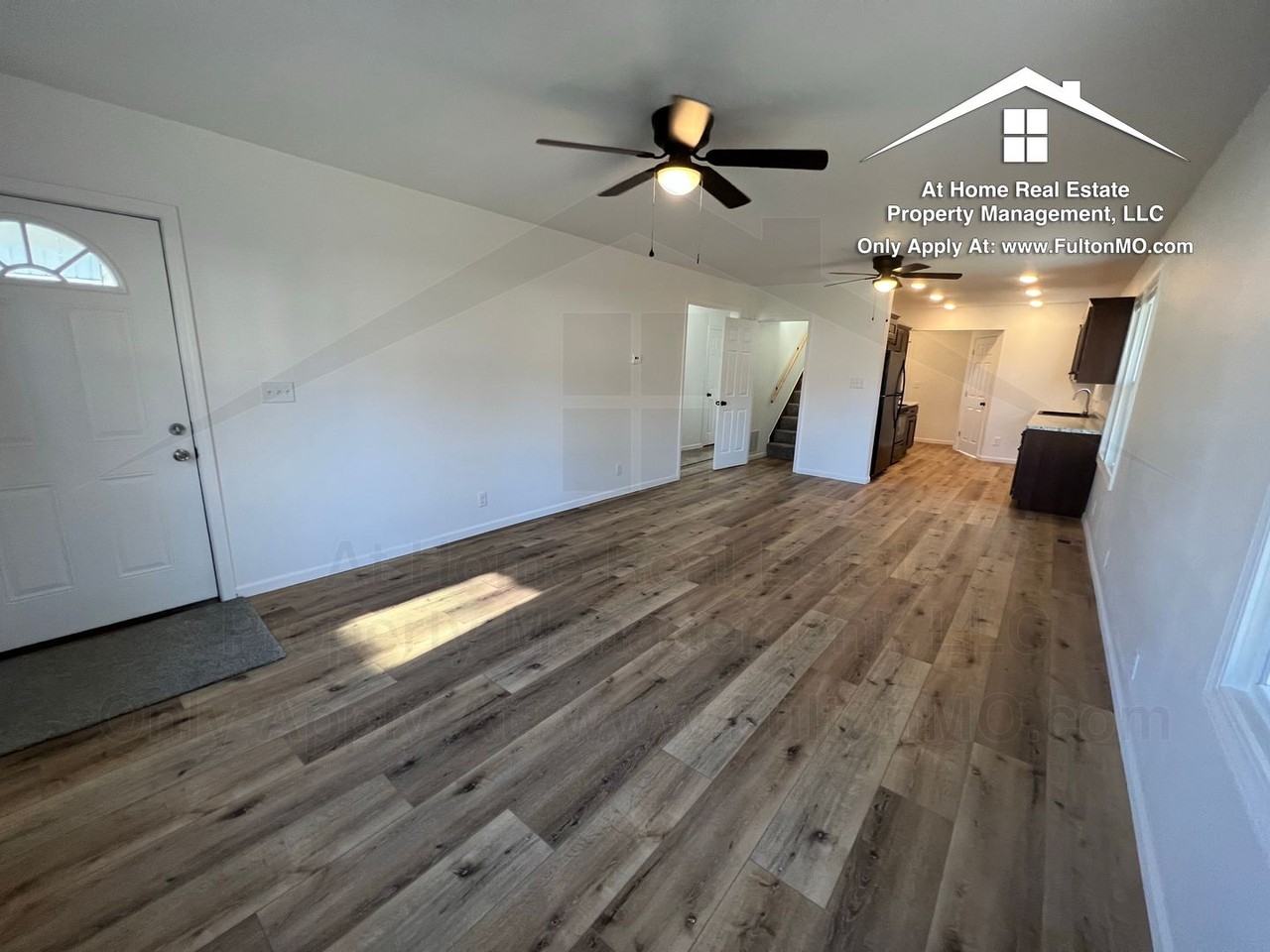 825 Center St - Photo 4 of 30
