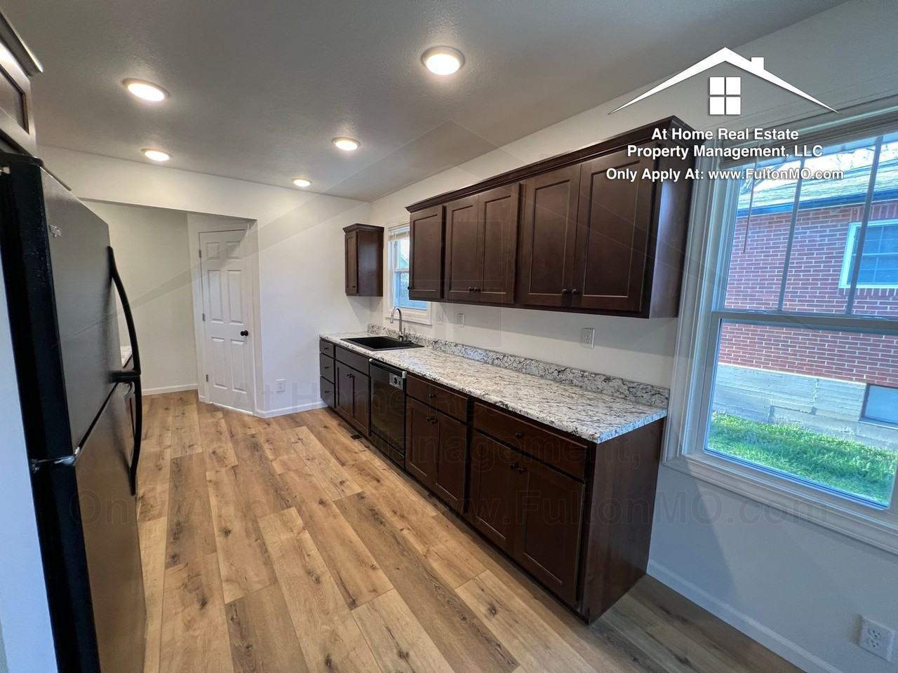 825 Center St - Photo 7 of 30