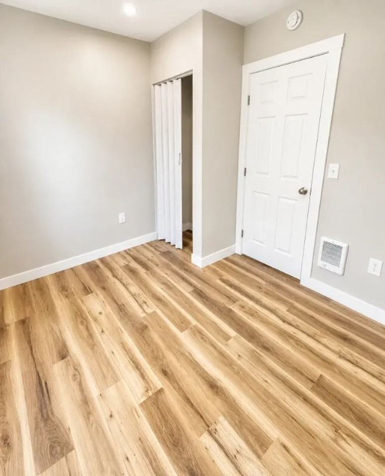 910 W 13th St - Photo 3 of 8