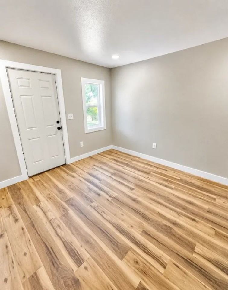 910 W 13th St - Photo 5 of 8
