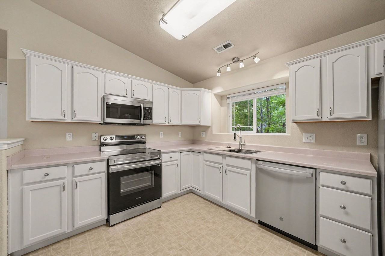 1431 Madison Ridge Hts #D - Photo 6 of 22