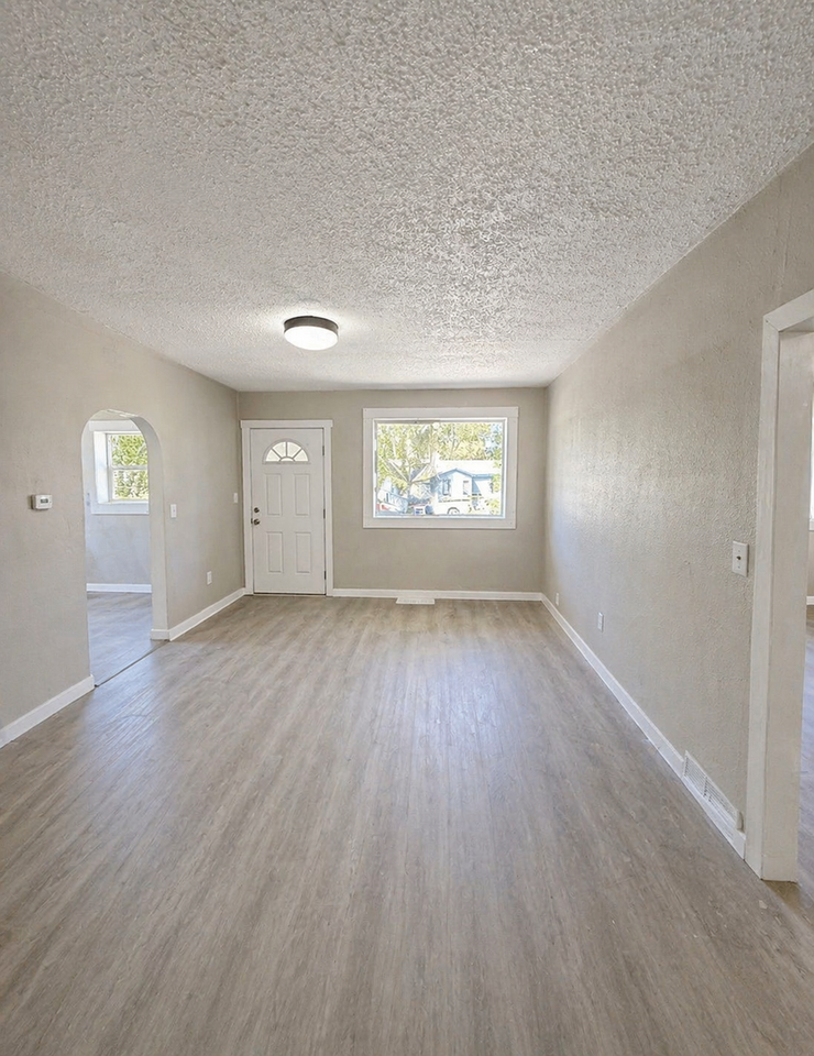 516 N Hudson Ave - Photo 2 of 5