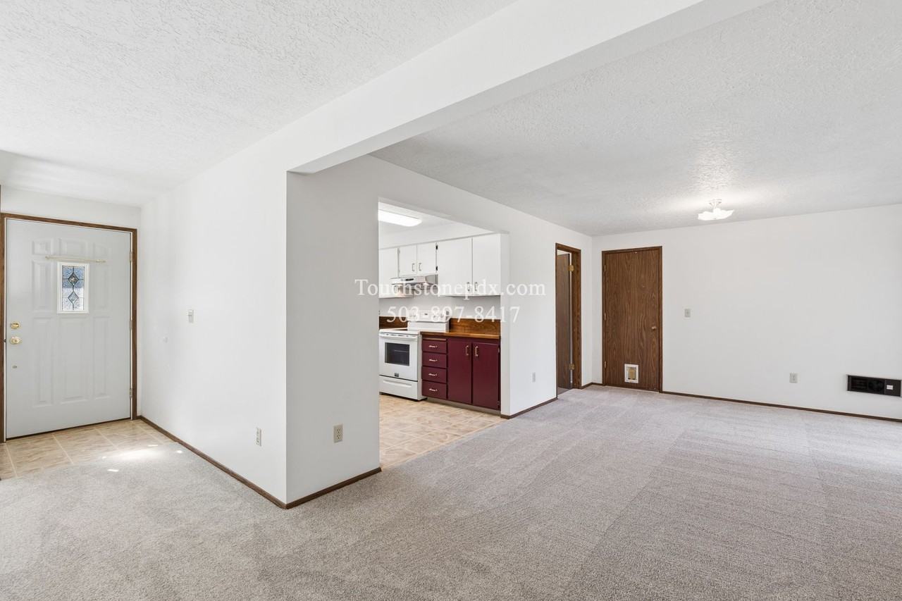 1440 Columbia Ave - Photo 5 of 42