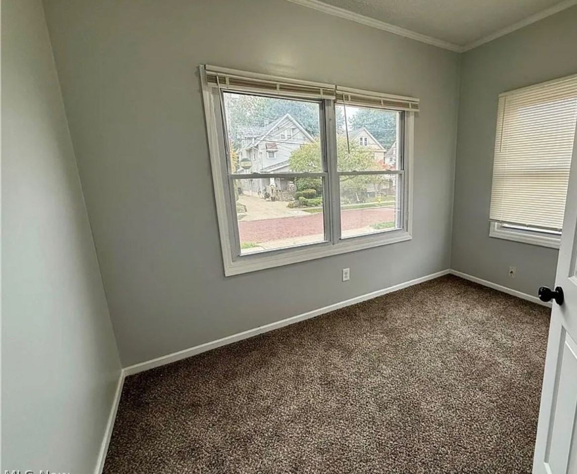 810 Thayer St - Photo 6 of 21