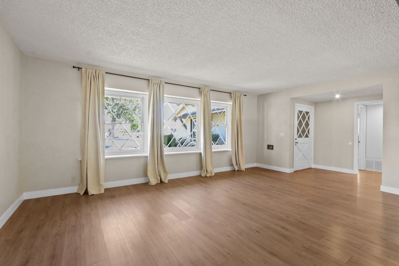 10925 Newcomb Ave - Photo 3 of 15