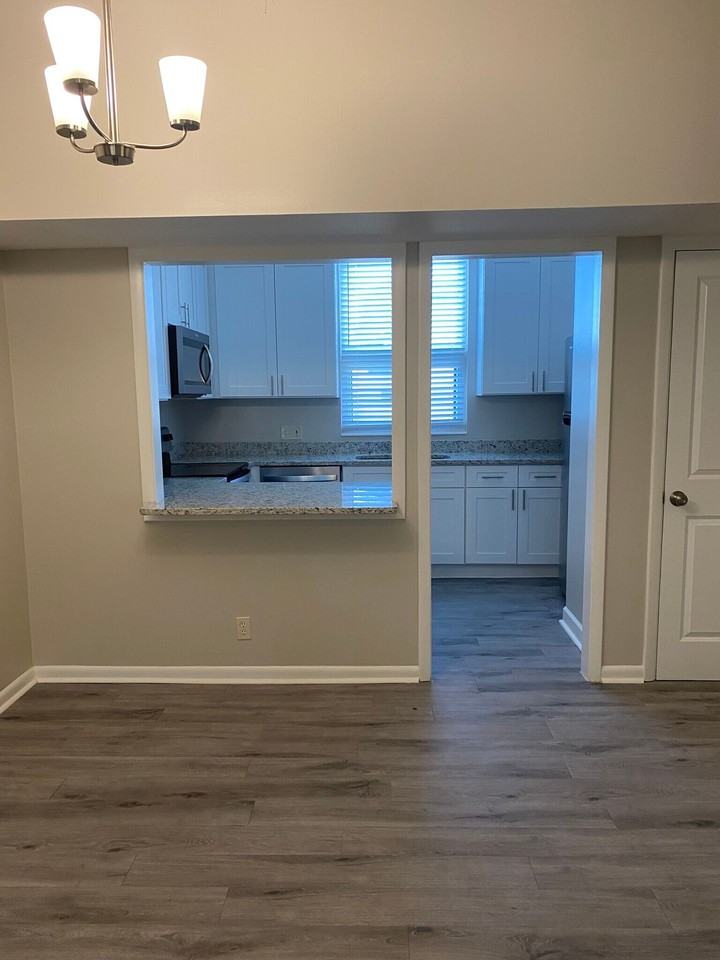 University Square Apartments - Photo 6 of 13