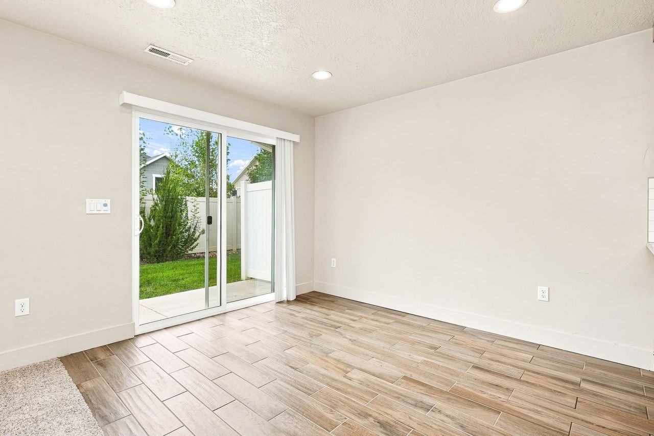 6511 S 390 E - Photo 5 of 17