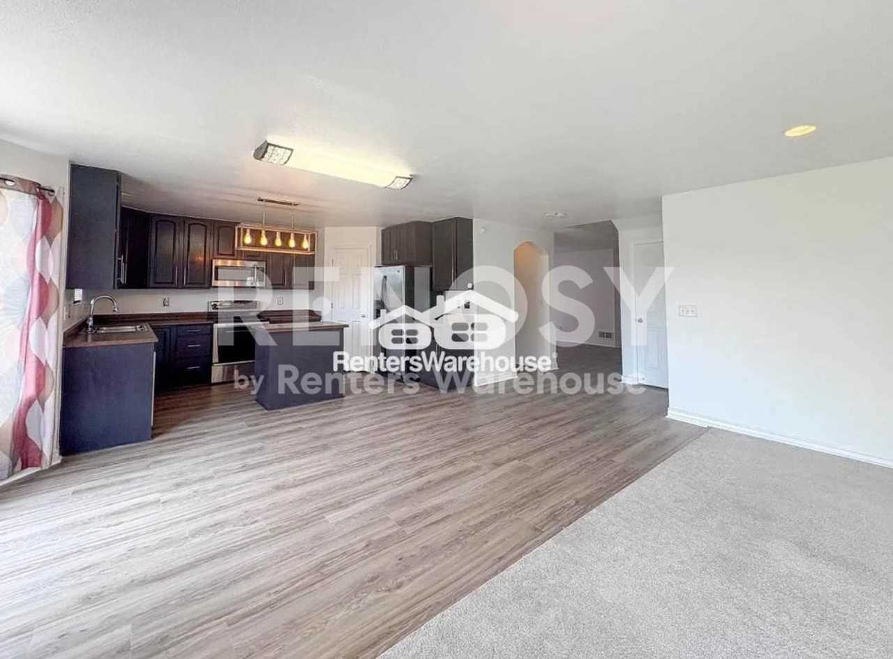 12674 Jersey Cir E - Photo 4 of 32