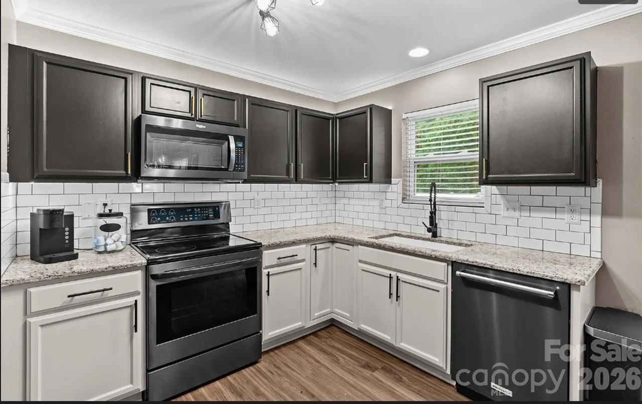 218 Valerie Dr - Photo 2 of 27