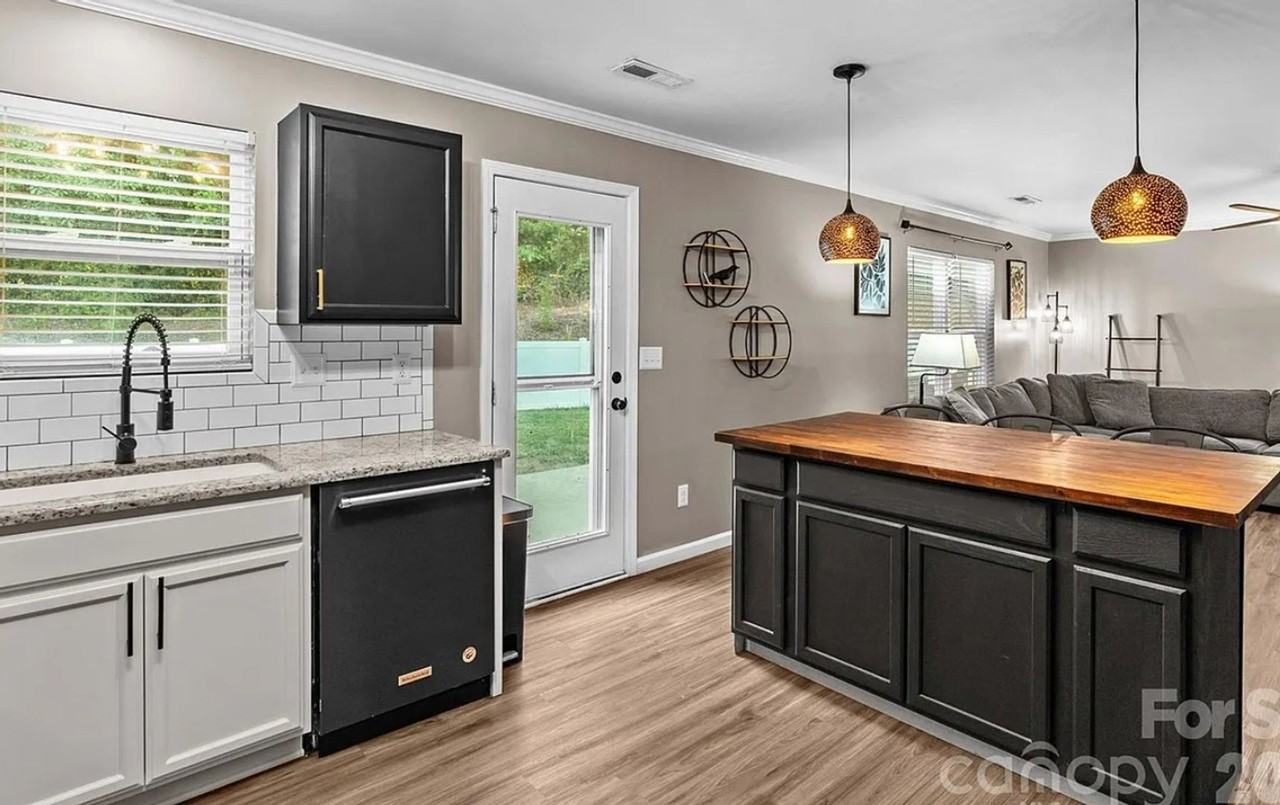 218 Valerie Dr - Photo 3 of 27
