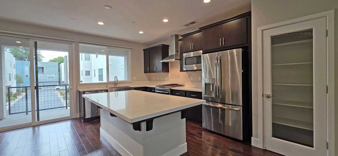 409 10th St - Photo 3 of 41