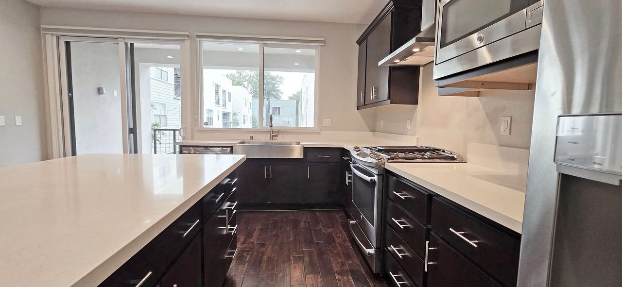 409 10th St - Photo 4 of 41