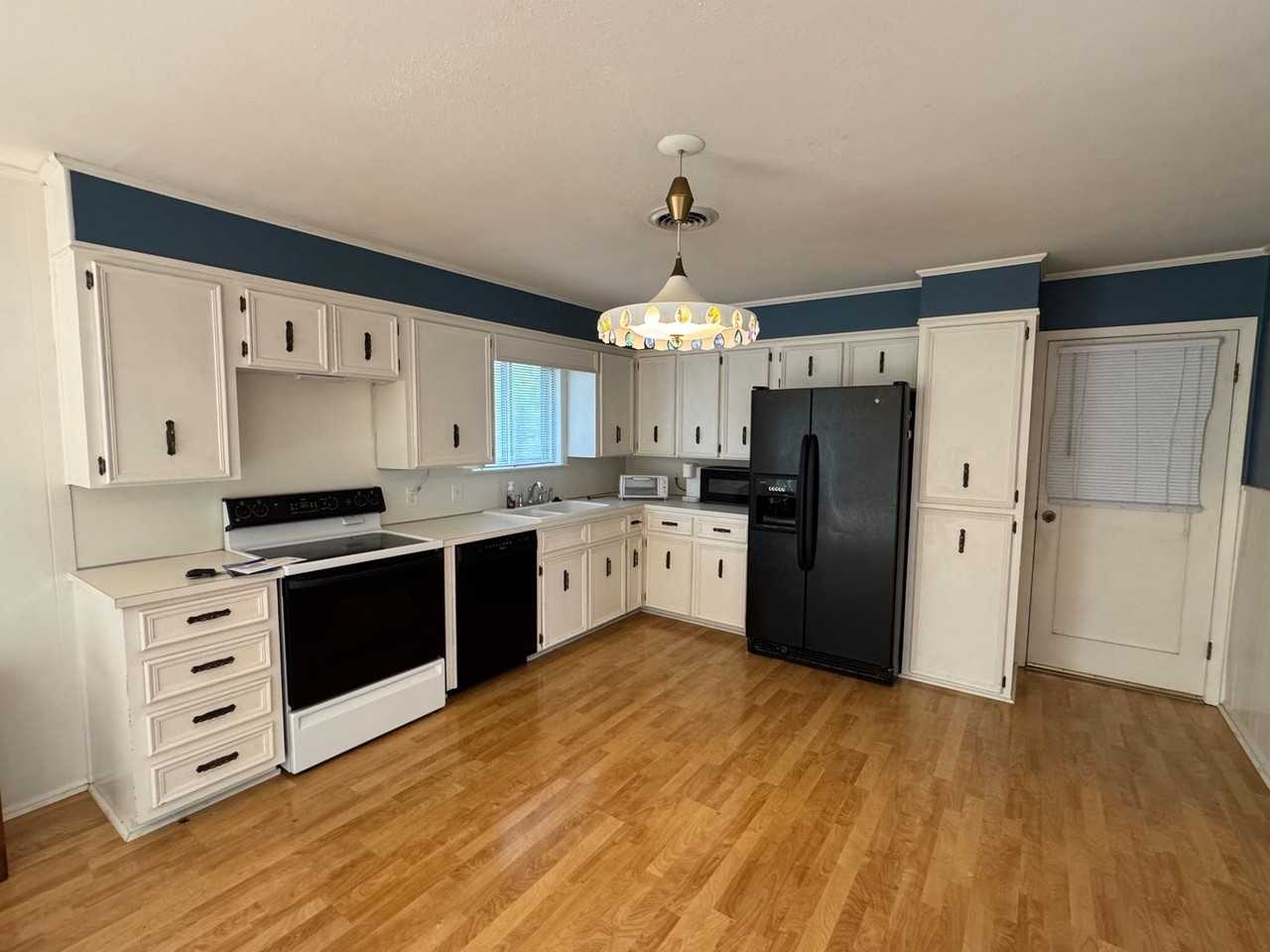1608 Northcrest Dr - Photo 3 of 15