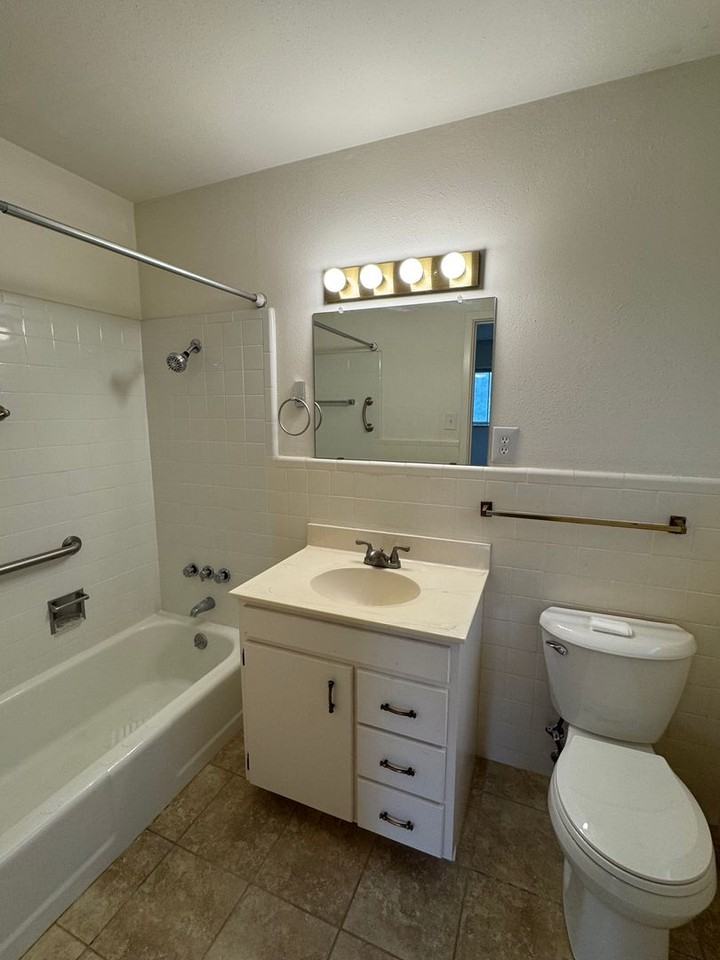 1608 Northcrest Dr - Photo 6 of 15