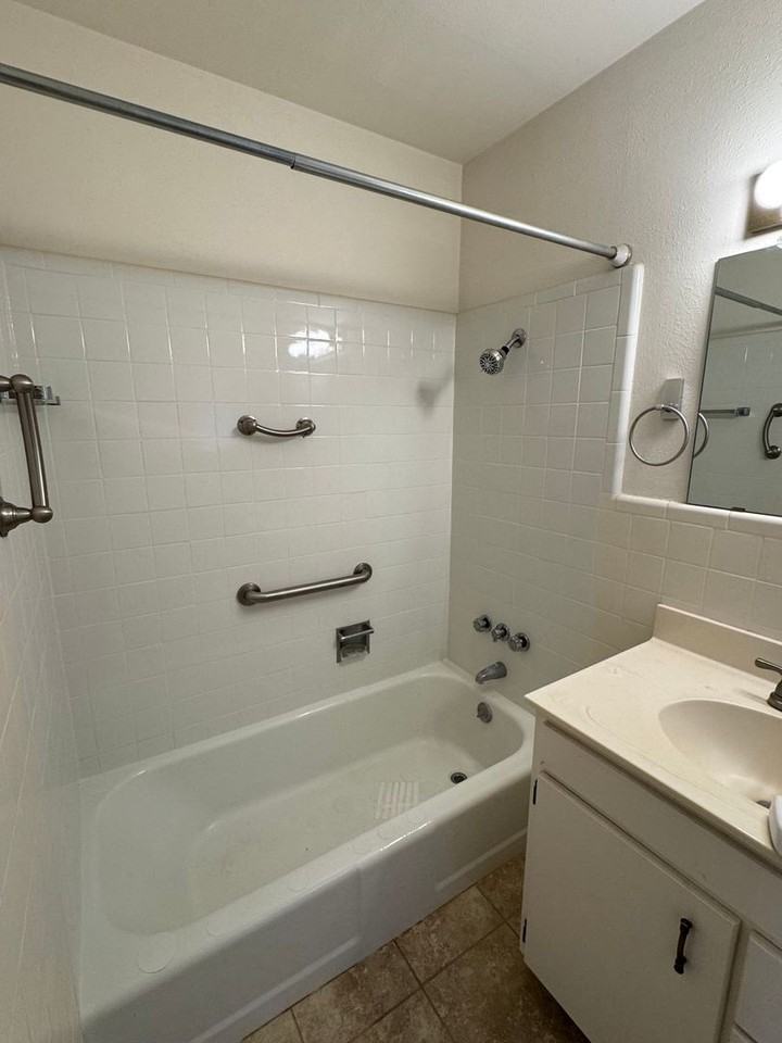 1608 Northcrest Dr - Photo 7 of 15