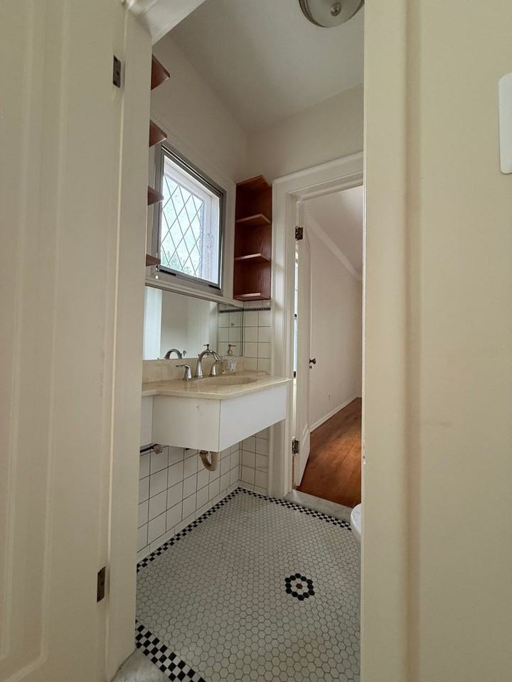 945 Harcourt Rd - Photo 4 of 24
