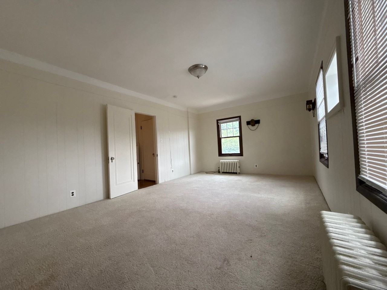 945 Harcourt Rd - Photo 5 of 24
