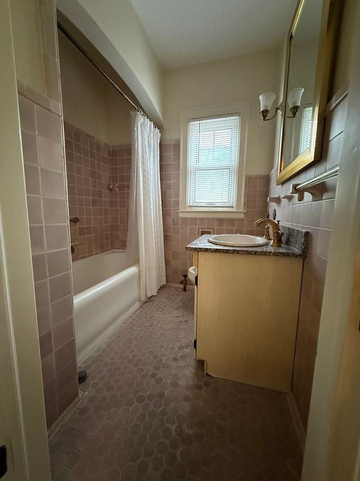 945 Harcourt Rd - Photo 7 of 24