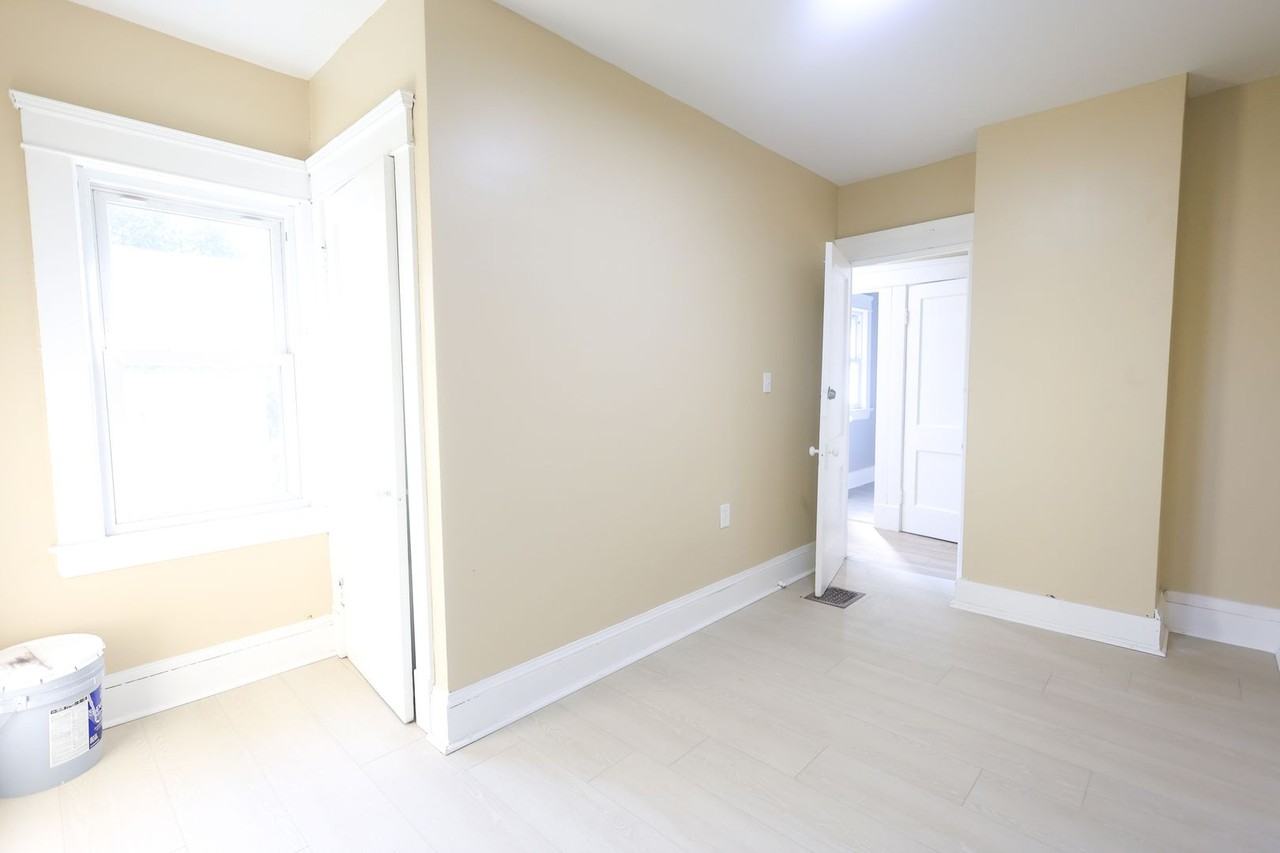 8922 Meridian Ave - Photo 6 of 23