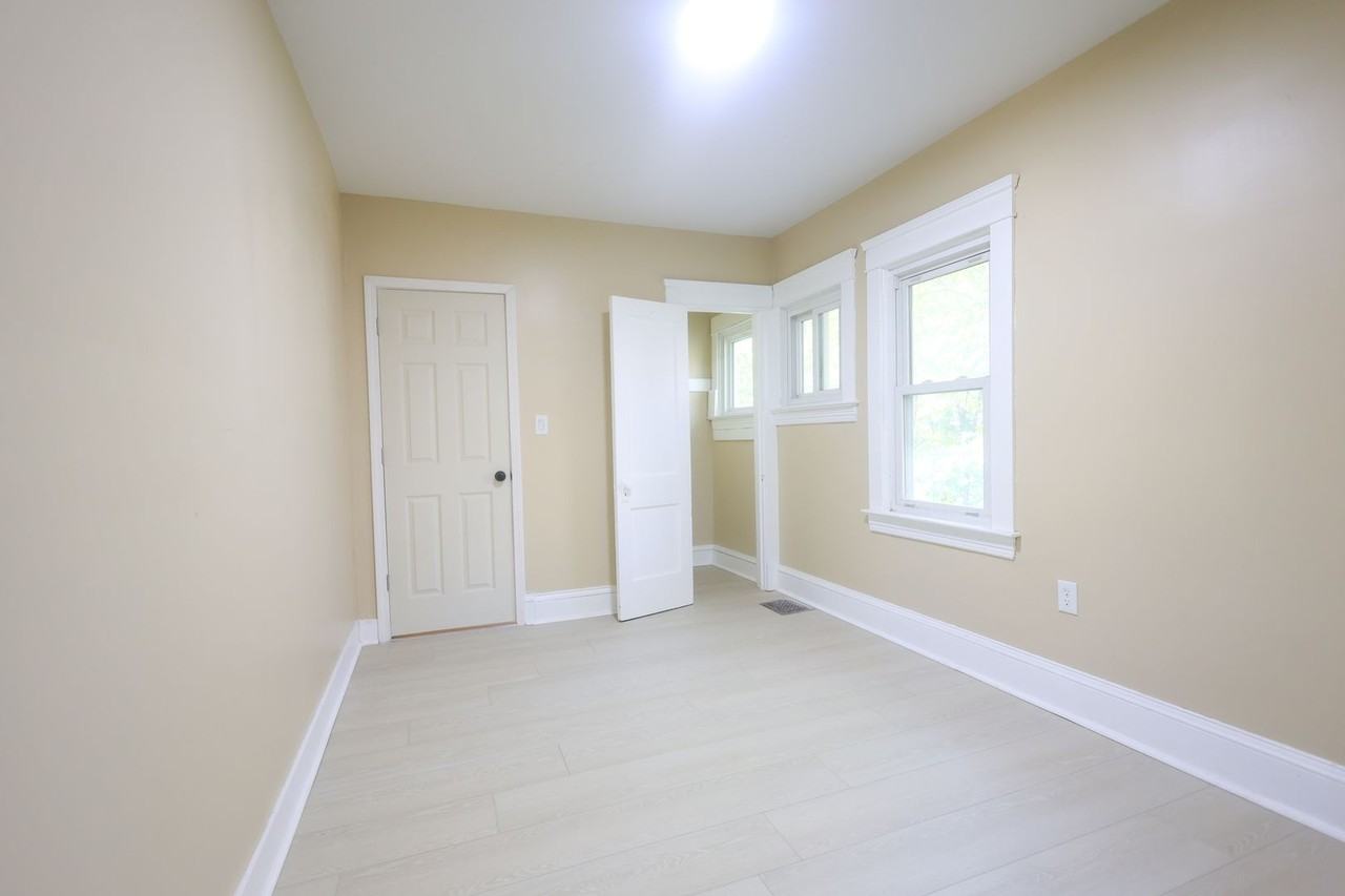 8922 Meridian Ave - Photo 7 of 23