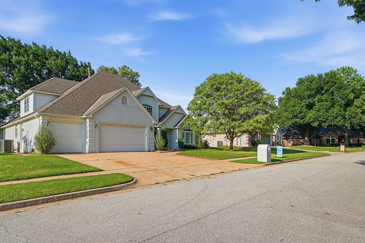 408 Fairway Ct - Photo 2 of 50