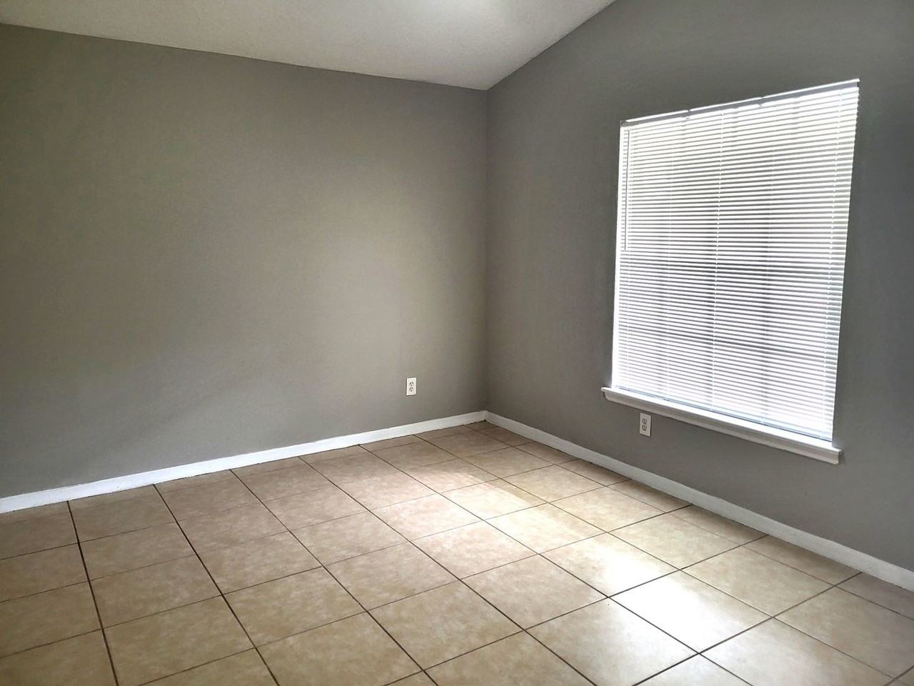 1565 18th Ave Sw - Photo 2 of 9