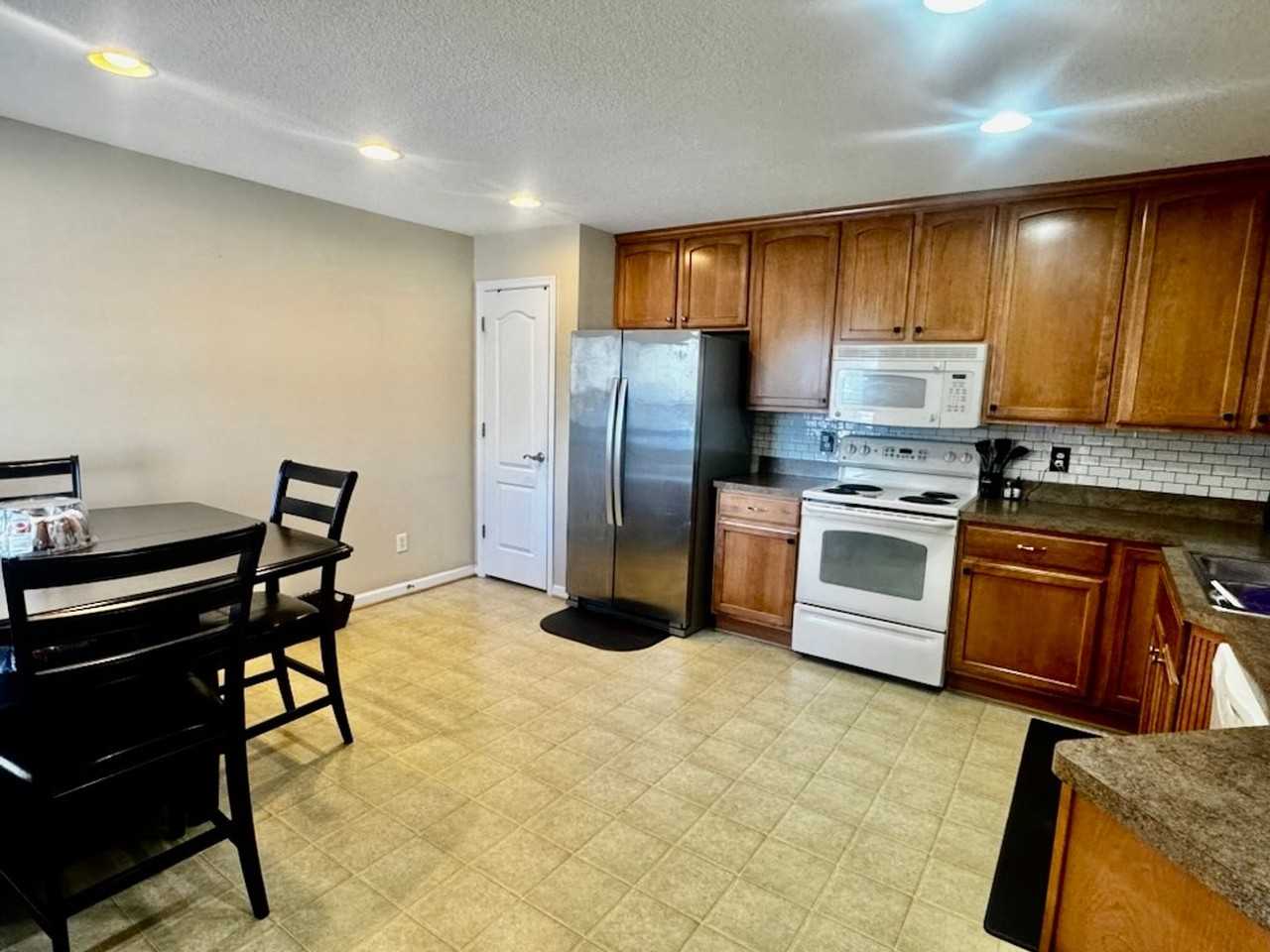 949 Turtle Pond Ln - Photo 7 of 11