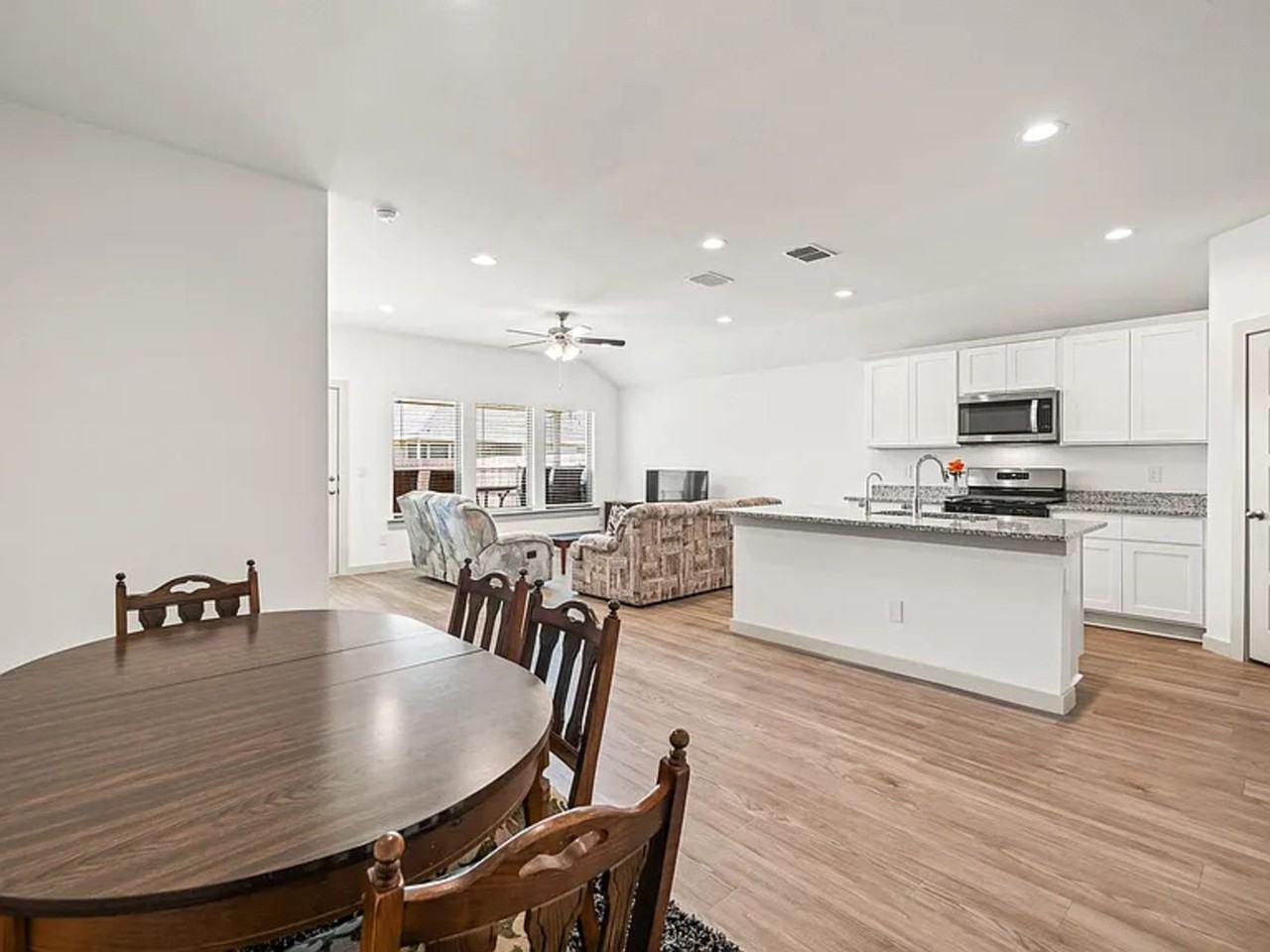7315 8th St - Photo 5 of 33