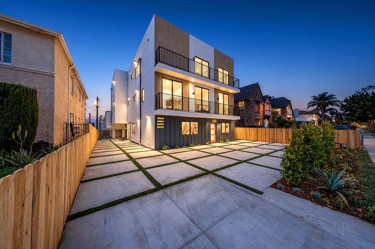 LUXURY TOWNHOMES IN PRIME LOCATION - Photo 2 of 50