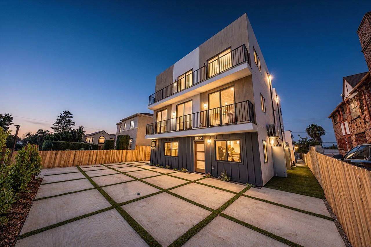 LUXURY TOWNHOMES IN PRIME LOCATION - Photo 3 of 50