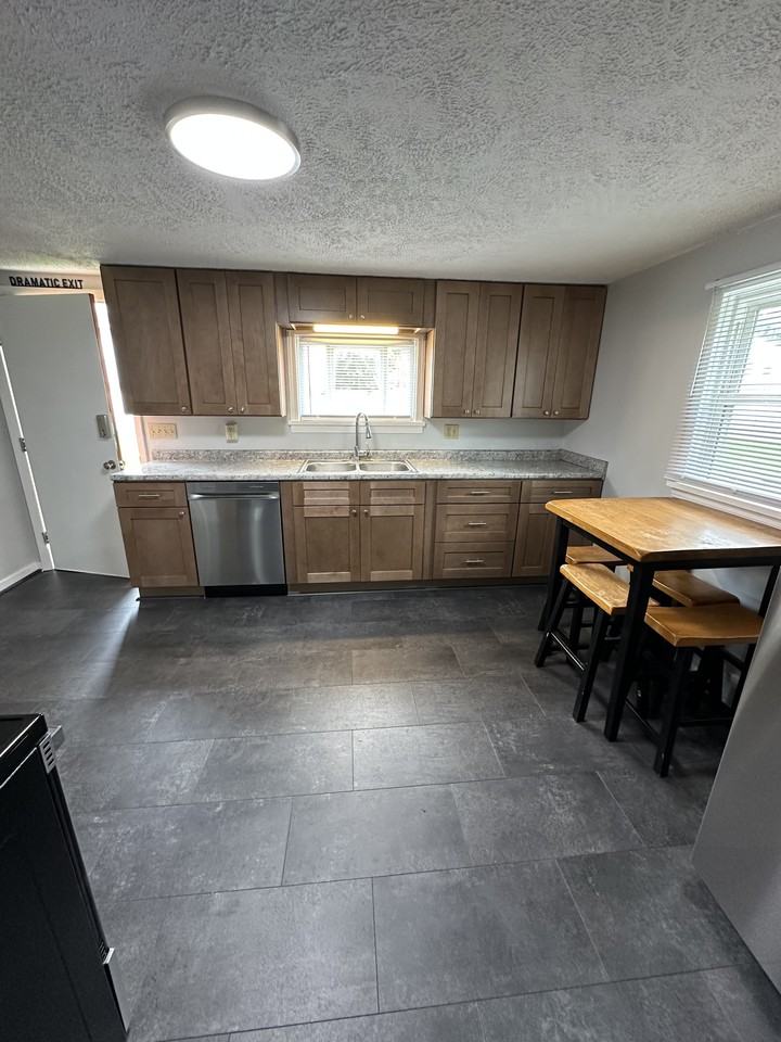 852 Wayne Ave #852 - Photo 5 of 20