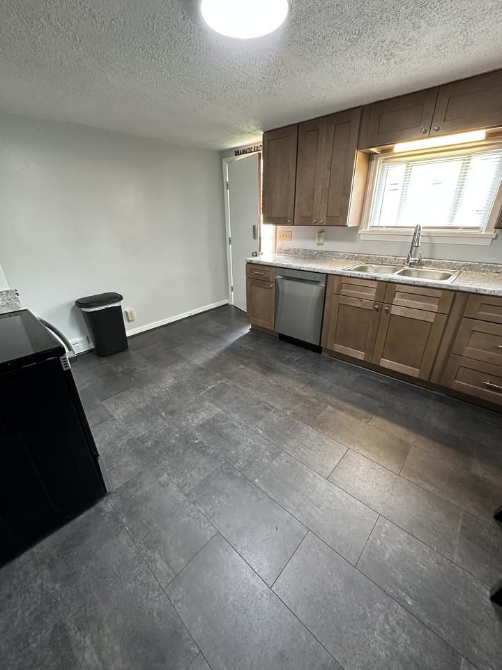 852 Wayne Ave #852 - Photo 6 of 20