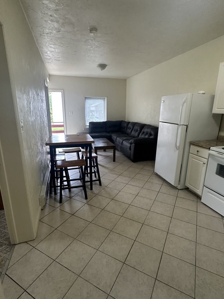 860 Wayne Ave #860 - Photo 3 of 11