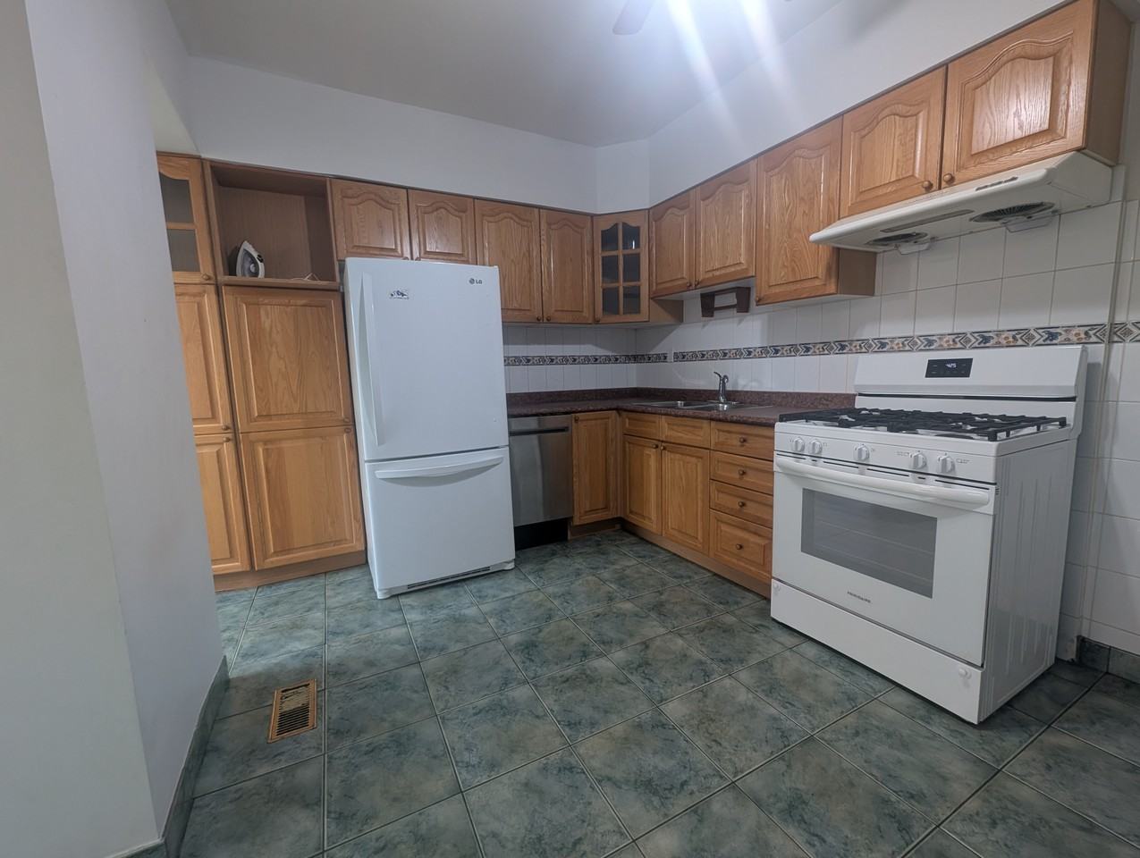 160 Shanly Street - Photo 5 of 31