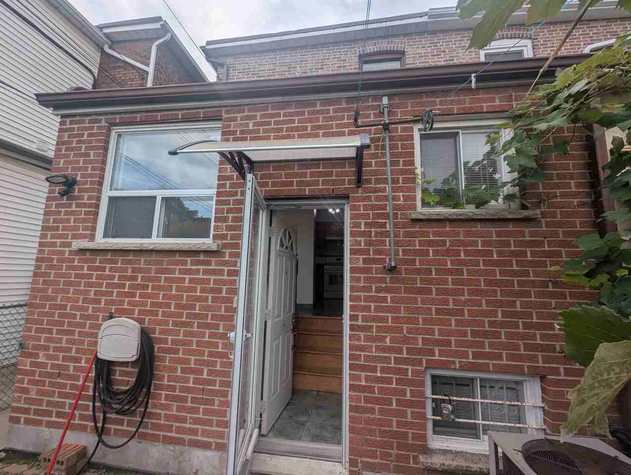 160 Shanly Street - Photo 3 of 31