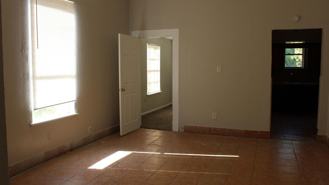 713 Sabine St - Photo 1 of 1