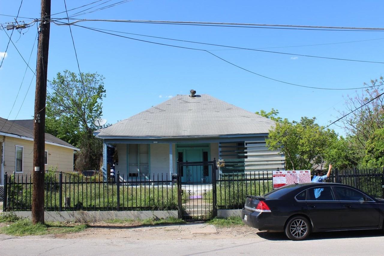 713 Sabine St - Photo 2 of 7