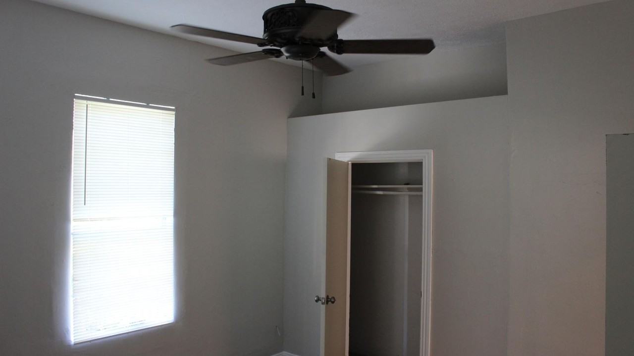 713 Sabine St - Photo 3 of 7