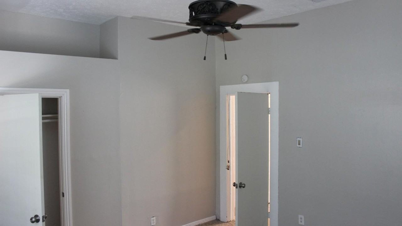 713 Sabine St - Photo 4 of 7